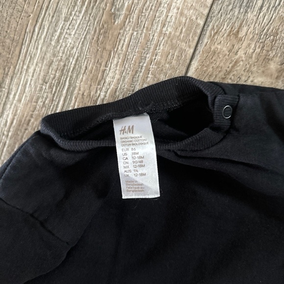 H&M Baby Unisex Cute Black
Sweater,
18Months - Picture 5 of 5